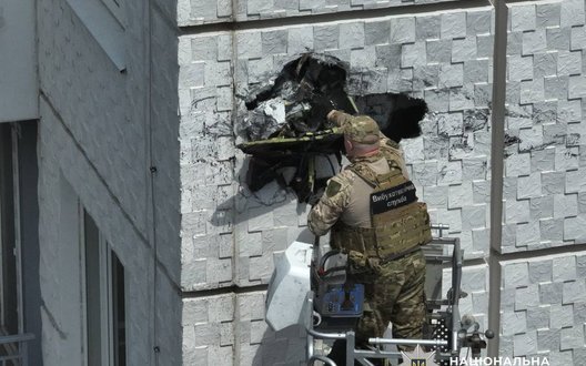 "Шахед" застряг у стіні 15 поверху багатоповерхівки в Одесі: поліцейські знешкодили 50-кілограмову бойову частину, що не здетонувала. ВІДЕО+ФОТОрепортаж