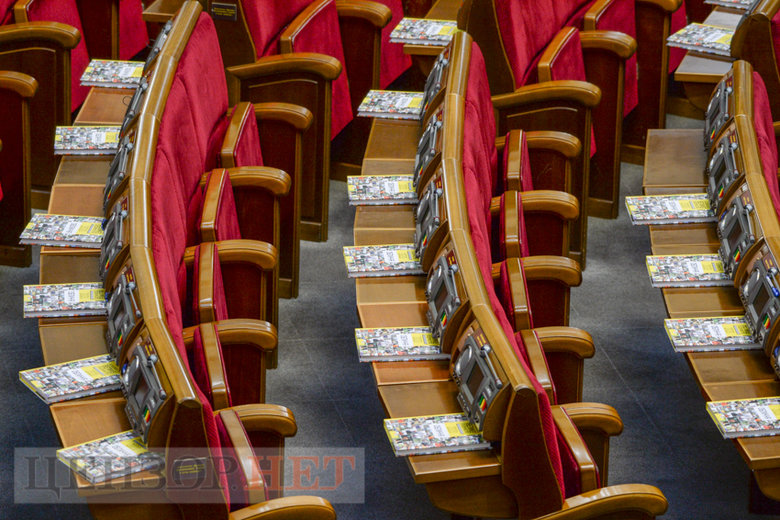 Роздавання книжок про Велике будівництво, Тищенко ховає губи, Шахов ніжно вітається з Новинським, - день роботи Ради 15 грудня 04
