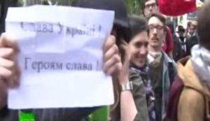 "Слава Україні!": учасники протестів у Парижі зірвали ефір кремлівським пропагандистам. ВІДЕО
