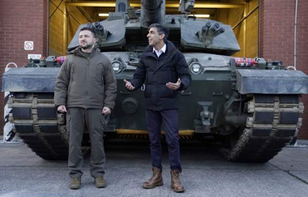 Zelenskyi and Sunak visit Ukrainian military training to drive Challenger 2 tanks 06