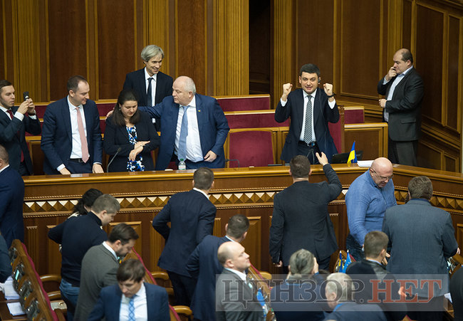 Депутати-соньки, Кіссе, який голосує за трьох, радісний Гройсман і обійми Лозового з Ляшком: як Рада вночі приймала Держбюджет-2019 28