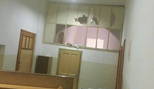Полиция и врачи, прикрываясь столами и стульями, освободили заложников в психбольнице. ВИДЕО