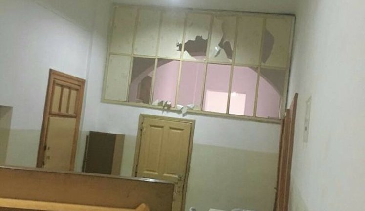 Полиция и врачи, прикрываясь столами и стульями, освободили заложников в психбольнице. ВИДЕО