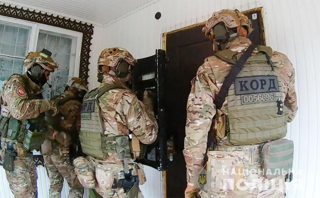 На Чернігівщині в реабілітаційному центрі з ідеологічним одужанням, організованому громадянином РФ, у неволі утримували понад 20 осіб, - поліція 01