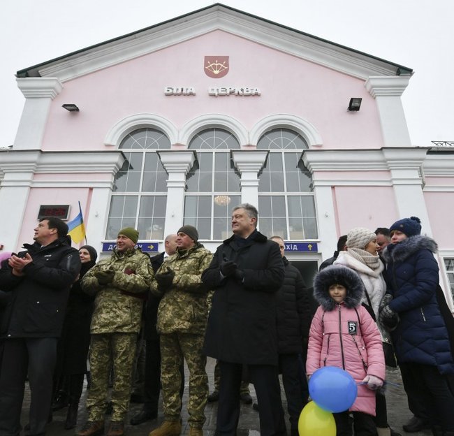 Порошенко в Білій Церкві взяв участь у зустрічі військовослужбовців 72-ї ОМБр, які повернулися із зони проведення ООС 01