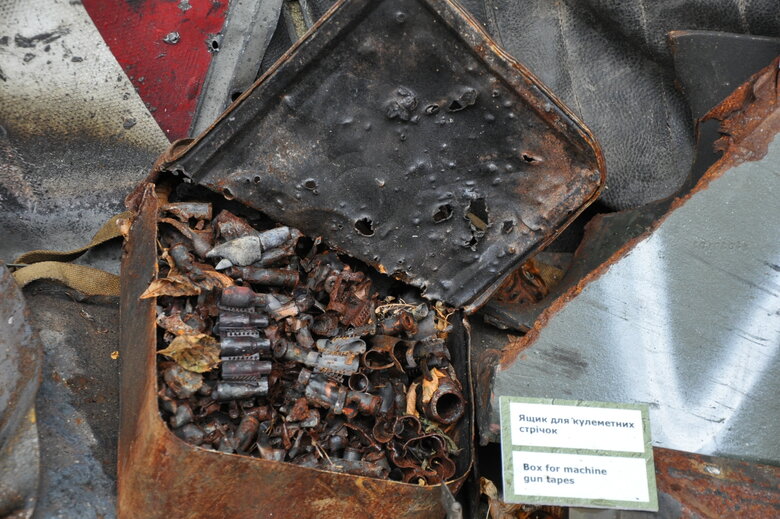 Кресло-катапульта, образцы снарядов и личные вещи рашистов: На Андреевском спуске открылась благотворительная выставка Спротив-2022 87 Кресло-катапульта, образцы снарядов и личные вещи рашистов: На Андреевском спуске открылась благотворительная выставка Спротив-2022 87