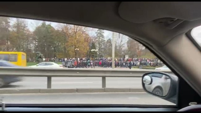 ОПЗЖ зібрала проплачений мітинг проти зовнішнього управління під посольством США в Києві 01