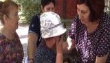 "Жалко американцев. Их всего там лишают. Смотрю по телевизору - сижу и плачу", - бабушка жалуется сторонникам Путина. ВИДЕО