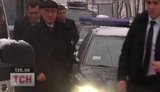 Снегопад заставил Азарова пройтись пешком по Киеву. ФОТО