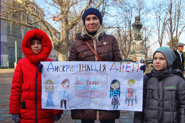 Батьки нещеплених школярів в Одесі вимагали пустити дітей за парти: Чому закрили тільки школи, а театри і вузи працюють? 01