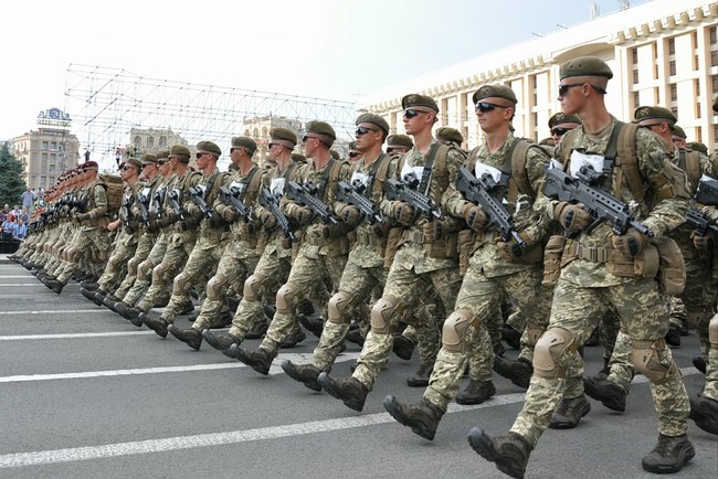 Від Точки-У до Джавелінів: вражаючі кадри 250 одиниць бойової техніки на Хрещатику 14