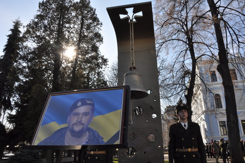 В Києві попрощалися із загиблим внаслідок російського обстрілу розвідником 30-ї ОМБр Антоном Сидоровим 02