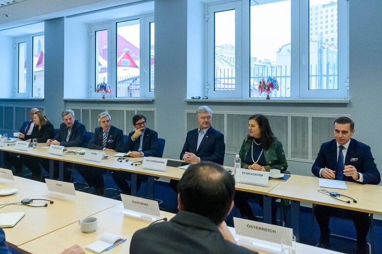 Порошенко провів зустріч із послами країн ЄС: Закликав почати переговори про членство України та надати €50 млрд 04 Порошенко провів зустріч із послами країн ЄС: Закликав почати переговори про членство України та надати €50 млрд 04