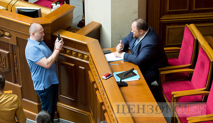 Ажіотаж біля Стефанчука, провал законопроектів Зеленського і "шок після понеділка" Развадовського, - День роботи ВР 22 травня. ФОТОрепортаж