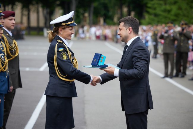 Ми часто зустрічаємося на фронті, - Зеленський вручив дипломи випускникам Національного університету оборони імені І. Черняховського 03