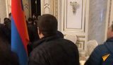 Протестующие ворвались в кабинет Пашиняна в здании правительства. ВИДЕО