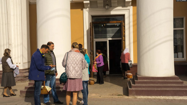 На всенощном бдении верующие заполнили всю площадку перед храмом ПЦУ в оккупированном Симферополе 02