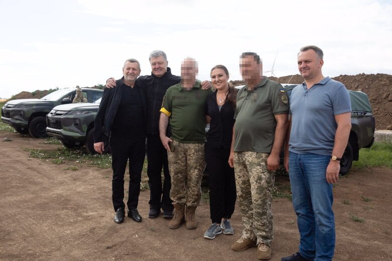 Артилеристам ВМС передали нові пікапи та спорядження 04