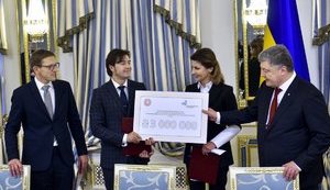 Порошенко передав сертифікат на 3 млн грн для організації архітектурного конкурсу зі створення Музею Революції гідності. ВІДЕО+ФОТОрепортаж