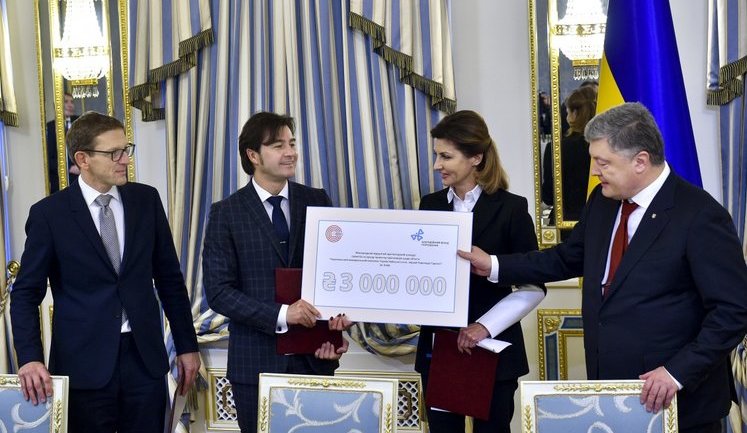 Порошенко передав сертифікат на 3 млн грн для організації архітектурного конкурсу зі створення Музею Революції гідності. ВІДЕО+ФОТОрепортаж