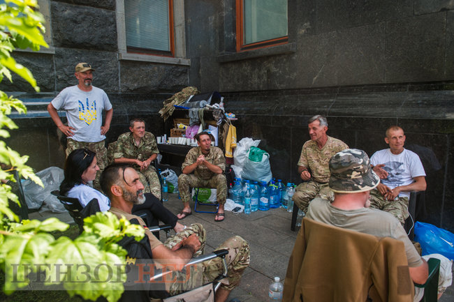 Побратимы Сармата приостановили голодовку под ОП на время выполнения своих требований 01