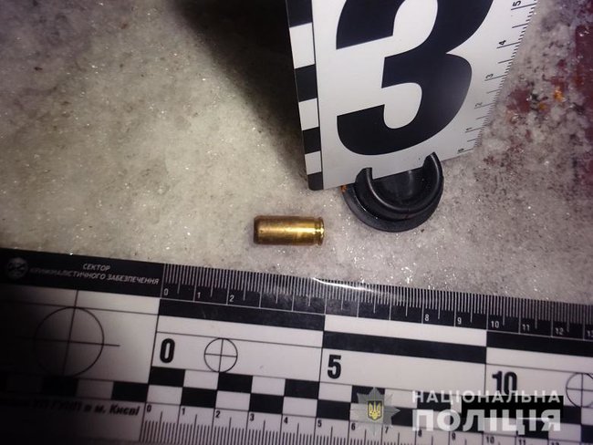 В Киеве стреляли у торгового центра, ранены 3 человека 02 В Киеве стреляли у торгового центра, ранены 3 человека 02