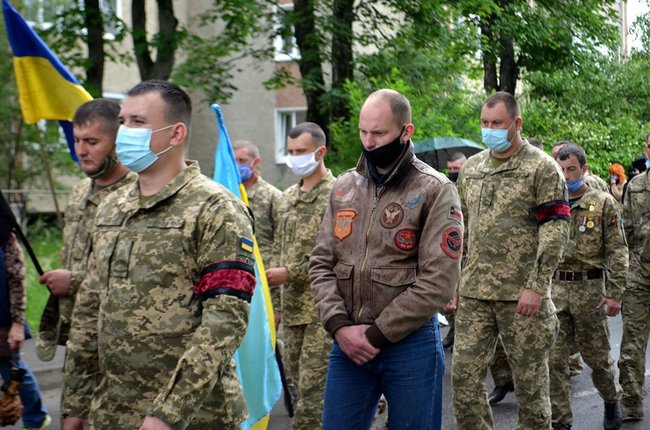 В Івано-Франківській області попрощалися з трагічно загиблою волонтеркою-парамедиком Іриною Шевчишин 30