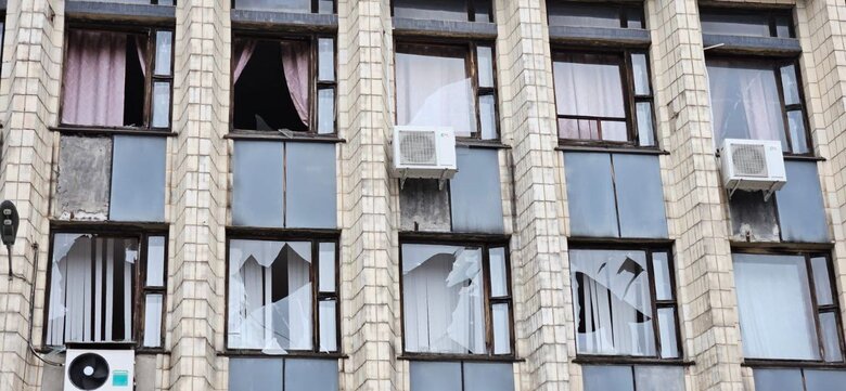 Рашисти вдарили ракетами по Селидовому на Донеччині, пошкоджено багатоповерхівки та адмінбудівлі 02