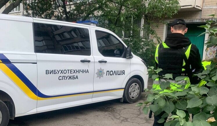 Неизвестный бросил гранату из окна дома на Оболони в Киеве: полиция устанавливает обстоятельства