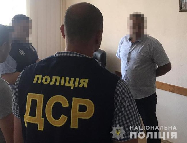 За 2 доби на хабарах спіймали 9 чиновників, - поліція 01