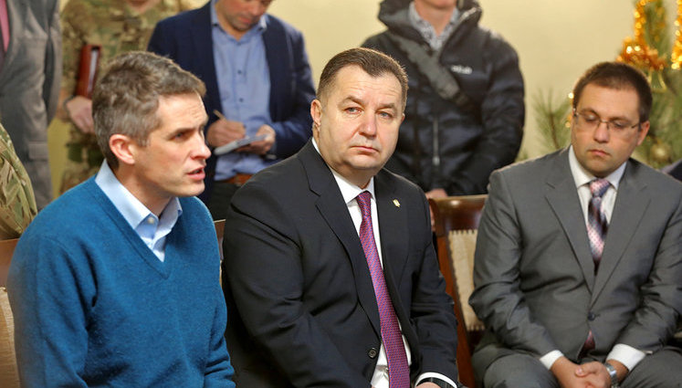 Кожна країна розуміє, що відбувається, - глави оборонних відомств України та Британії зустрілися з родинами військовополонених моряків. ФОТОрепортаж
