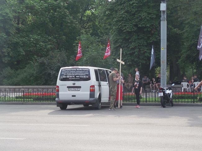 Противники КиївПрайду на стільцях перекривають шлях маршу 09