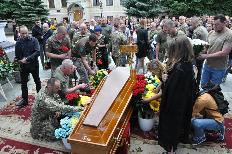 С комбатом 72 ОМБ Андреем Верхоглядом попрощались в Киеве 05