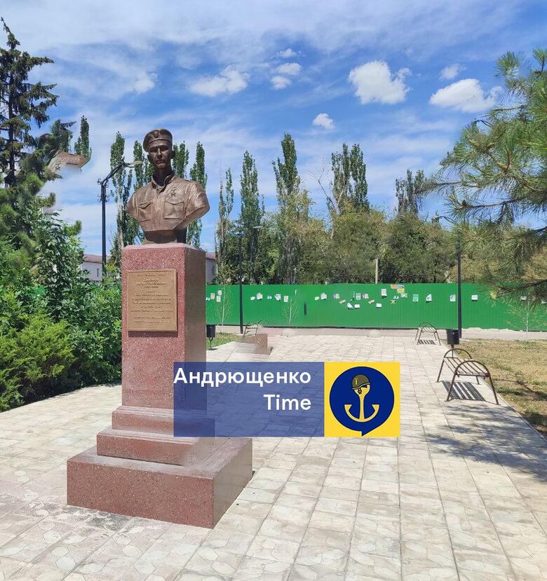 У Маріуполі росіяни встановили пам'ятник вбивці місцевих жителів Едуарду Дьяконову