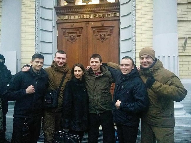 Посягання на життя полягало у демонстрації автомата: Верховний Суд звільнив айдарівців, які понад три роки перебували за ґратами 04