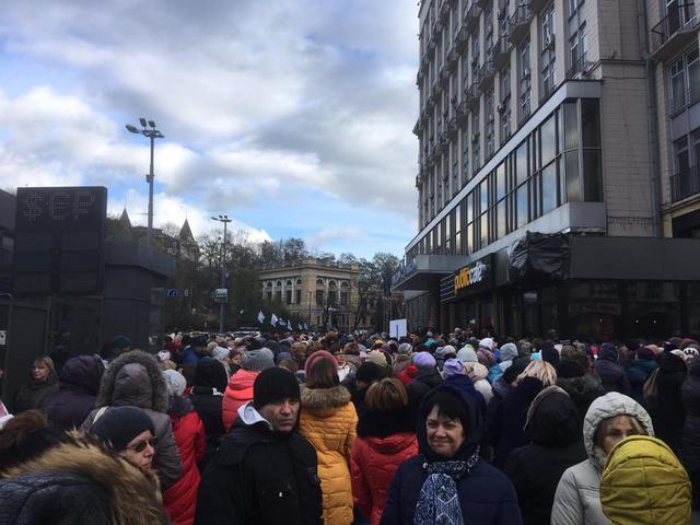 Працівники освіти, які мітингують, перекрили вулицю Грушевського навпроти Кабміну 02