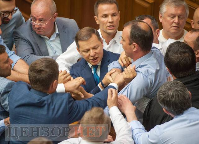 Депутаты подрались возле трибуны Рады 01 Депутаты подрались возле трибуны Рады 01