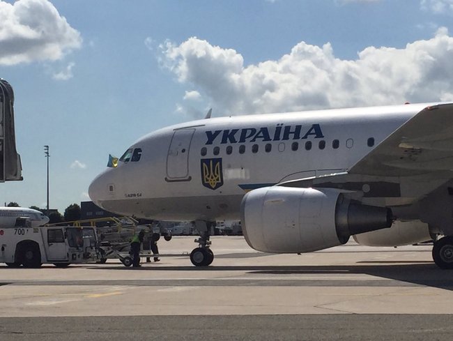 Зеленський розпочав офіційний візит до Парижа 01