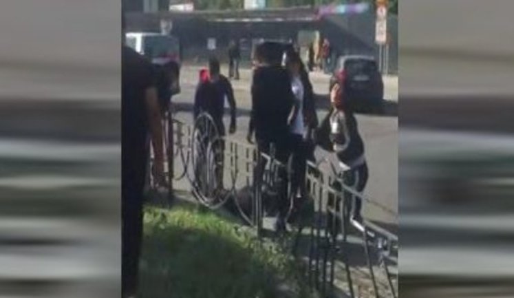 "Че за х#йня, чувак?" - во время конфликта с полицией и активистами на ж/д вокзале Киева под колесами автомобиля погиб мужчина ромской национальности. ВИДЕО