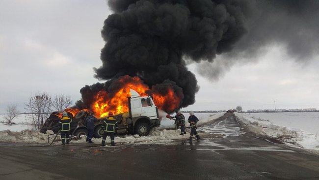 Автоцистерна перевернулась и загорелась в Полтавской области 03