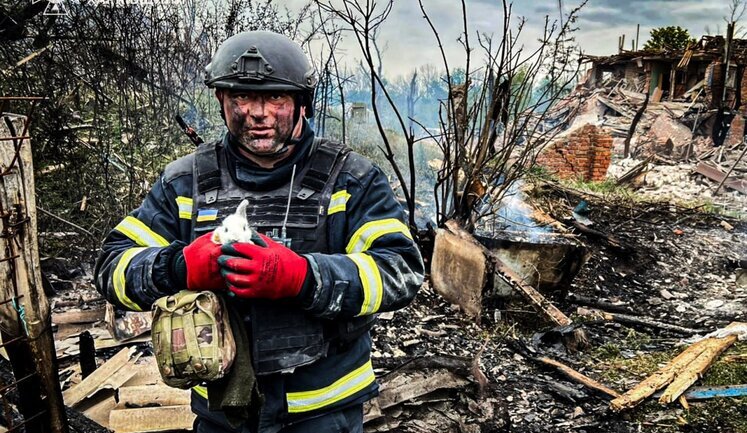 Росіяни вдарили КАБом по Куп’янщині: постраждали дві жінки, пошкоджені будинки, сталася пожежа. ФОТОрепортаж
