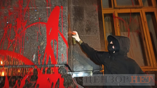 Фаєри, феєрверки і розбите скло, - під Офісом Президента відбулася акція на підтримку Стерненка 11 Фаєри, феєрверки і розбите скло, - під Офісом Президента відбулася акція на підтримку Стерненка 11