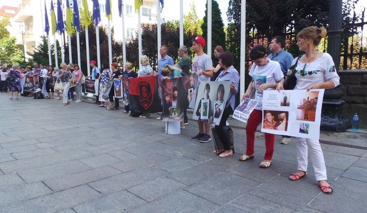 "Забуття гірше зради", - активісти пікетують АП з вимогою активізувати переговори щодо обміну полоненими. ВІДЕО+ФОТОрепортаж