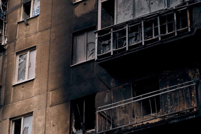 Чотири багатоповерхівки зайнялися після влучання снарядів вночі в Сєверодонецьку, у Новодружеську знищено будинок, - Гайдай 04