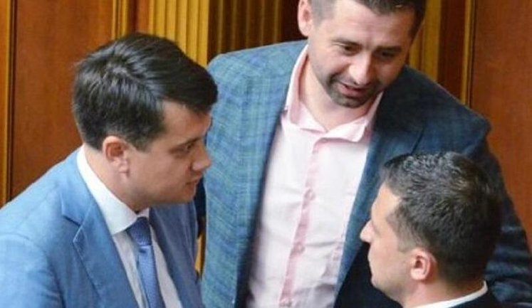 Ви стали депутатом завдяки мені, а не Разумкову. Тепер кажу я, - ЗМІ повідомили про сварку Зеленського з низкою слуг народу через відставку спікера