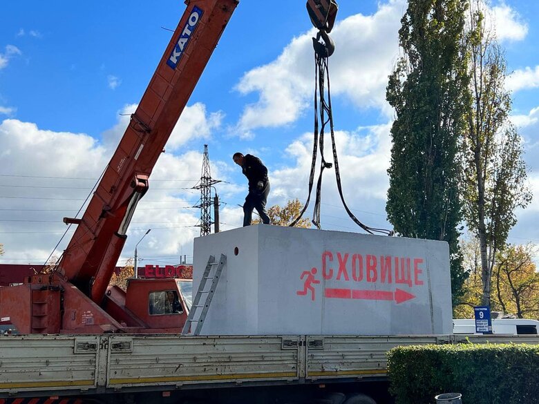 Перші два наземні бетонні укриття встановлюють у Миколаєві 02