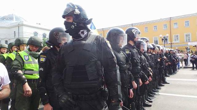 Учасники КиївПрайду рушили за зміненим маршрутом 05