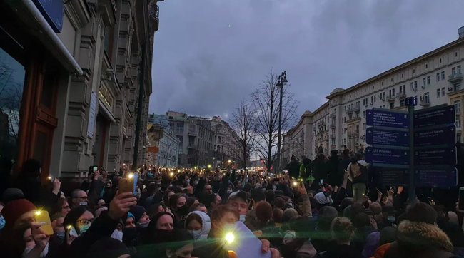 Путін - злодій!: У Росії проходять акції на підтримку Навального 01