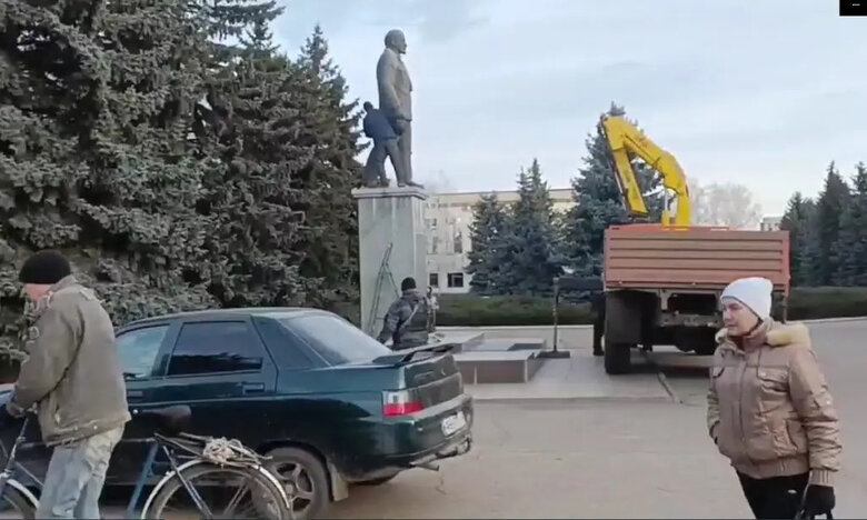 Окупанти повернули до Світлодарська знесеного 9 років тому Леніна 03