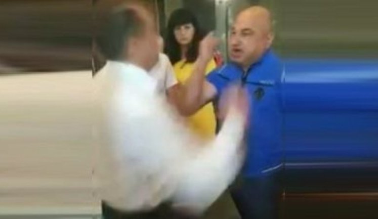 "Якщо хто-небудь назве мене злодієм і брехуном, буду відразу карати", - мер Дрогобича Кучма побив активіста. ВIДЕО